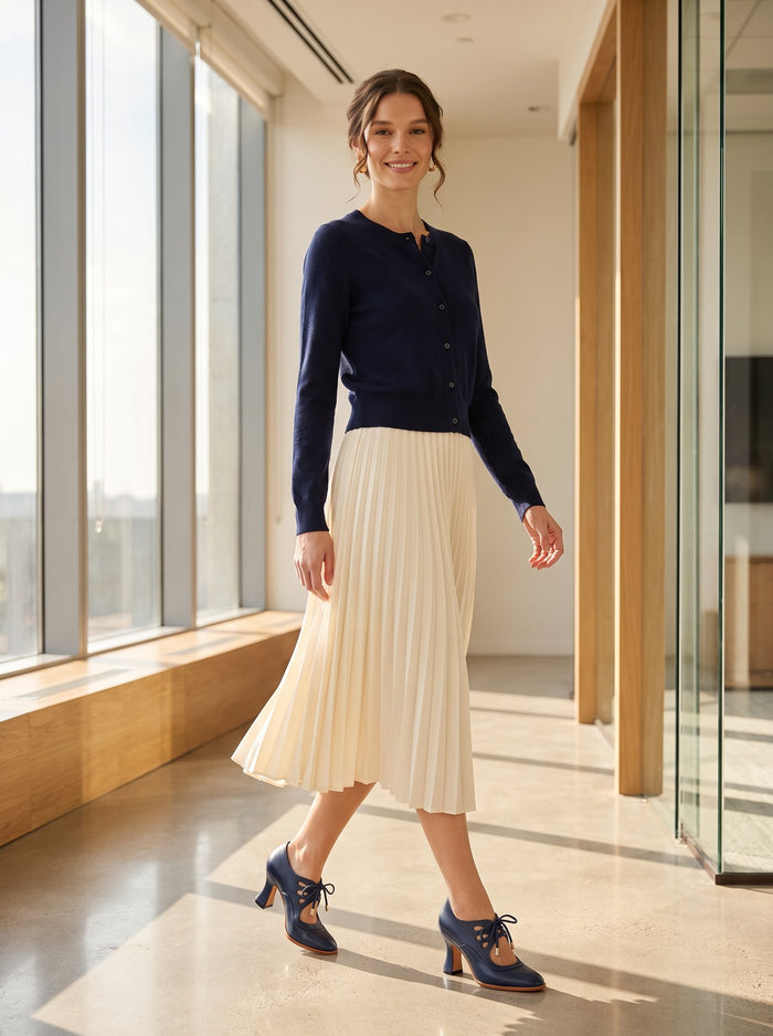 Tacones Audrey azul marino con falda plisada crema