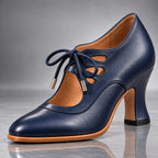 Tacones Audrey en azul marino: pala de piel, cordones delanteros, calado retro y tacón curvo