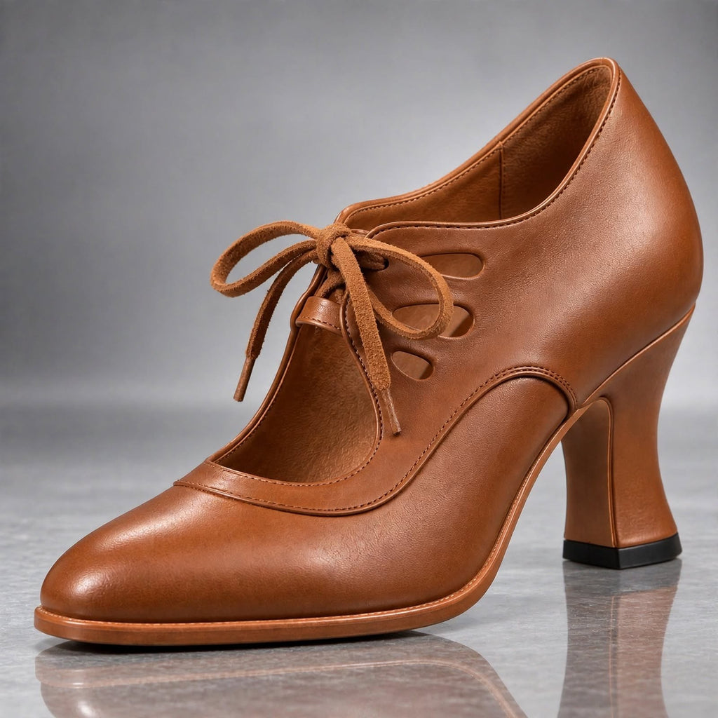 Tacones Audrey en coñac: pala de piel, cordones delanteros, calado retro y tacón curvo