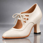 Tacones Audrey en crema: pala de piel, cordones delanteros, calado retro y tacón curvo