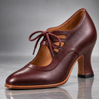 Tacones Audrey en granate: pala de piel, cordones delanteros, calado retro y tacón curvo