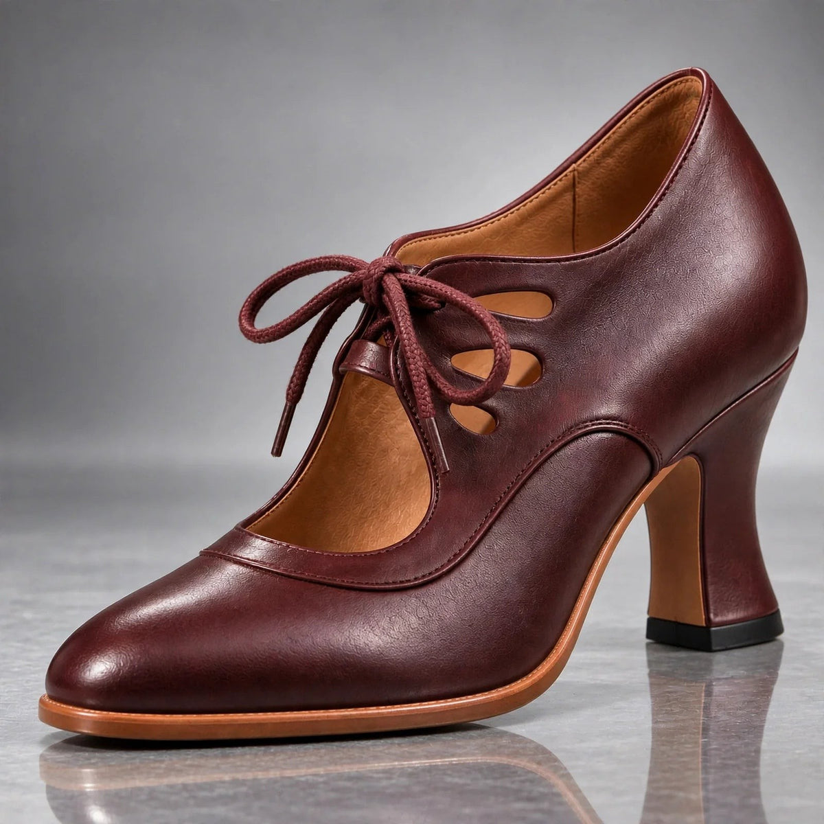 Tacones Audrey en granate: pala de piel, cordones delanteros, calado retro y tacón curvo