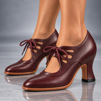 Tacones Audrey en granate puestos