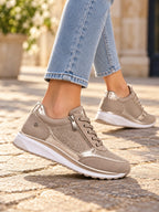 Detalle lateral de las zapatillas Martina: cremallera, cordones y suela con ligera cuña