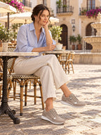 Zapatillas Martina beige con pantalón de lino en una terraza