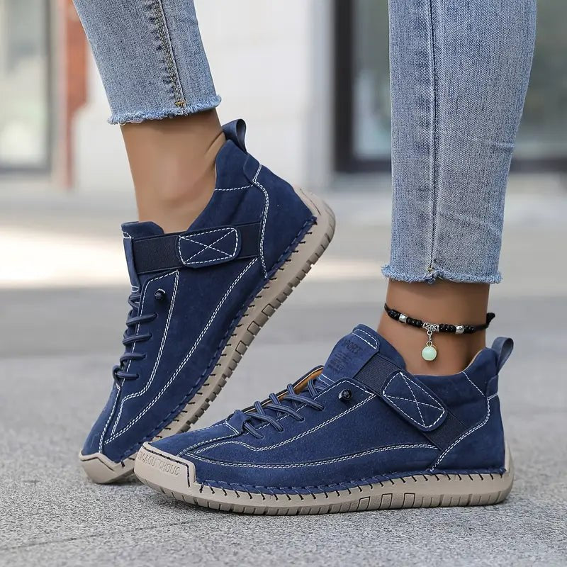 Zapatillas Oriana azul marino puestas, vista lateral