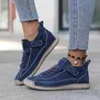 Zapatillas Oriana azul marino puestas, vista lateral