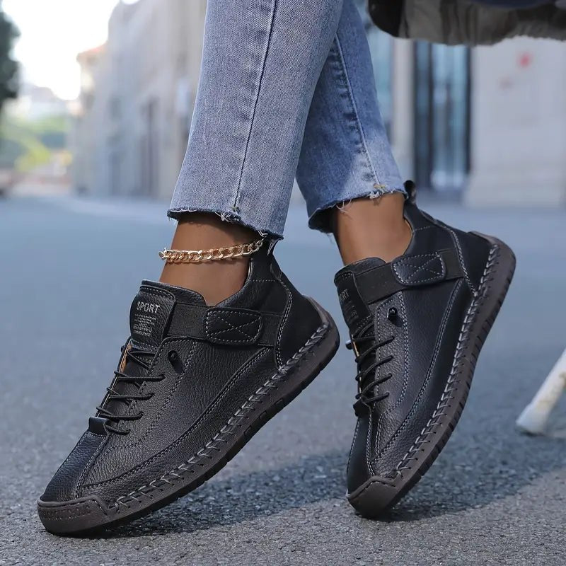 Zapatillas Oriana negras puestas al caminar