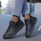 Zapatillas Oriana negras puestas al caminar
