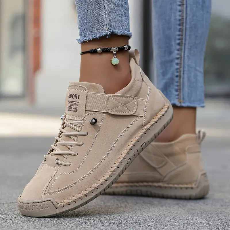 Zapatillas Oriana beige puestas