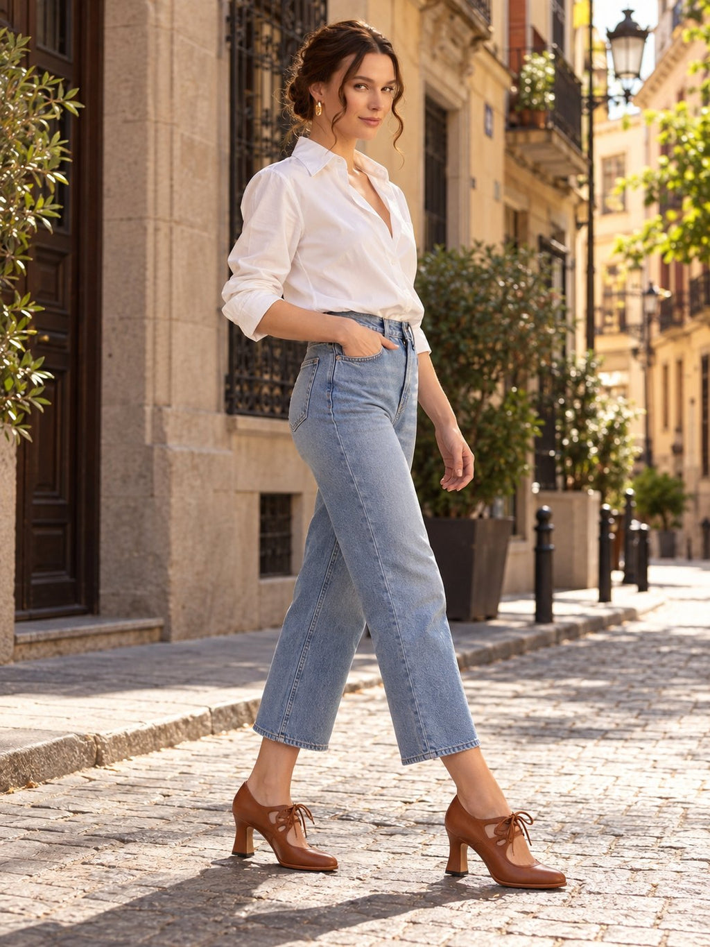 Tacones Audrey coñac con vaqueros rectos y camisa blanca